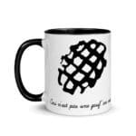 "Ceci n’est pas une gauf’ au suc’" Mug coloré – Image 2