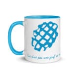 "Ceci n’est pas une gauf’ au suc’" Mug coloré – Image 4