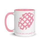 "Ceci n’est pas une gauf’ au suc’" Mug coloré – Image 5