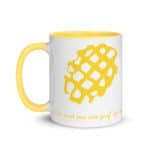 "Ceci n’est pas une gauf’ au suc’" Mug coloré – Image 6